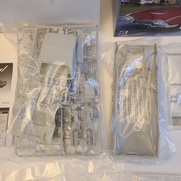 AMT 1962 Ford Thunderbird Model KIT 30081 1/25  open box - Picture 7 of 9